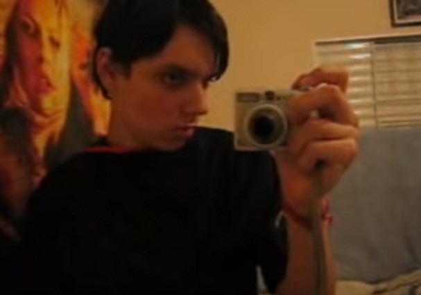 Guilherme Zaiden em 2006, no vídeo "Confissões de um emo" (Foto: Reprodução/Youtube)