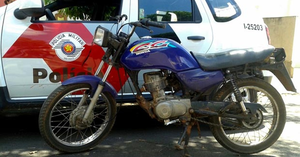 G1 PM detém cinco adolescentes que furtaram uma moto do pátio do
