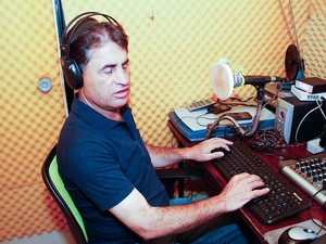 Antonio Cezar trabalha como voluntário em rádio de Américo Brasiliense (Foto: André Luiz Padilha/Arquivo Pessoal)
