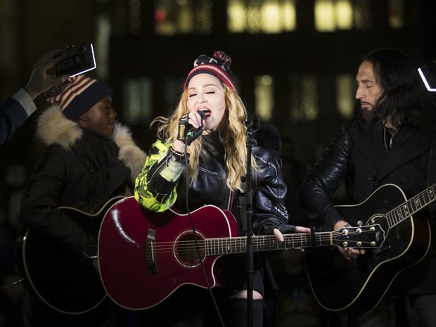 A cantora Madonna e o seu filho David Banda (à esquerda) durante show supresa em parque de Nova York, na noite desta segunda-feira (7), em apoio a Hillary Clinton na eleição dos Estados Unidos (Foto: Matt Rourke/AP) A cantora Madonna e o seu filho David Banda (à esquerda) durante show supresa em parque de Nova York, na noite desta segunda-feira (7), em apoio a Hillary Clinton na eleição dos Estados Unidos (Foto: Matt Rourke/AP)