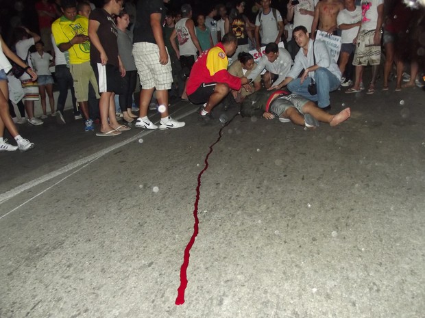 Atropelado em manifestação de Cabo Frio (Foto: João Phelipe Soares)
