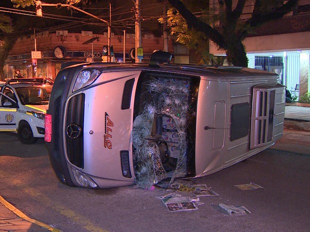 Van capotou e ficou virada na rua com o impacto da colisão em Porto Alegre (Foto: Reprodução/RBS TV)
