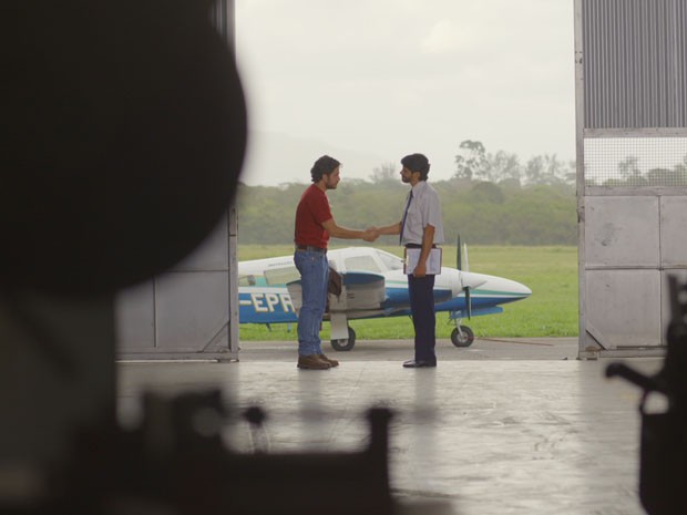 Rafael faz teste para piloto e instrutor o parabeniza (Foto: Boogie Oogie/TV Globo)