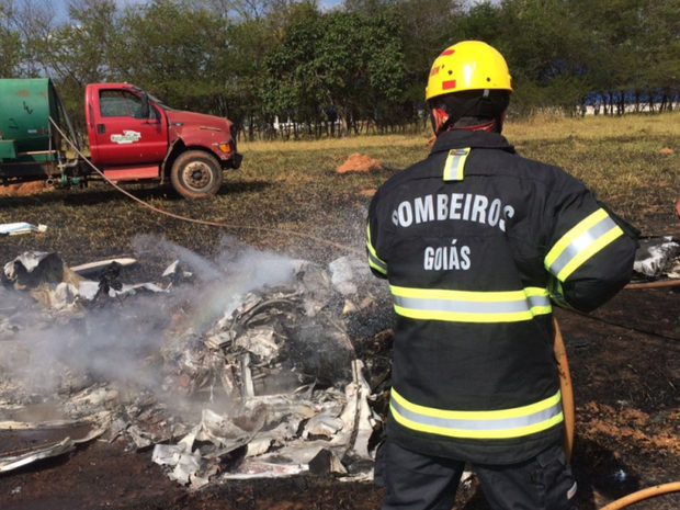 Avião caiu durante voo panorâmico em Corumbaíba, em Goiás (Foto: Divulgação/Bombeiros)