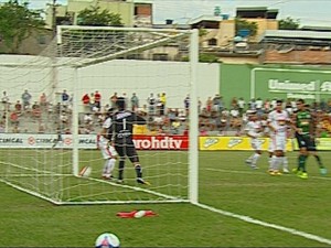 O polêmico gol do América-MG contra o Guarani-MG (Foto: Premiere FC)