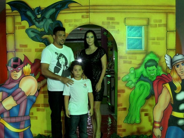 Ronaldo com o filho Alex e Michele Umezu em casa de festas no Rio (Foto: Anderson Borde/ Ag. News)