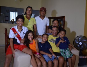 Edmilson Santos em família (Foto: João Áquila / GLOBOESPORTE.COM)