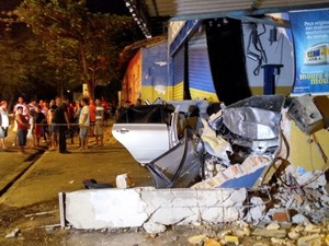 Carro ficou totalmente destrudo (Foto: Ellyo Teixeira/G1)