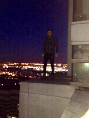 Liam Payne no alto de um prédio (Foto: Reprodução Twitter)