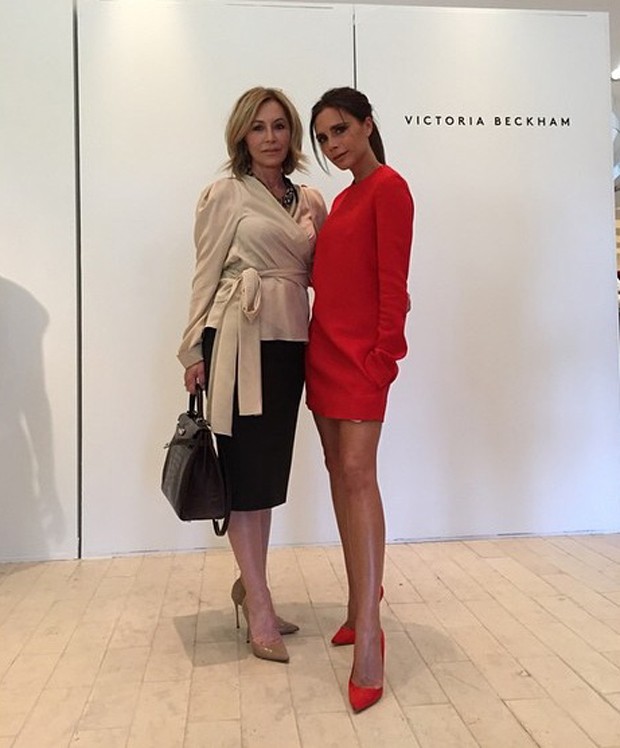 Victoria Beckham e cliente (Foto: Reprodução/Instagram) Victoria Beckham e cliente (Foto: Reprodução/Instagram)