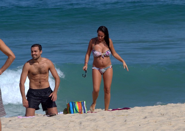 Ricardo Pereira e mulher, Francisca, na praia (Foto: Wallace Barbosa/AgNews)