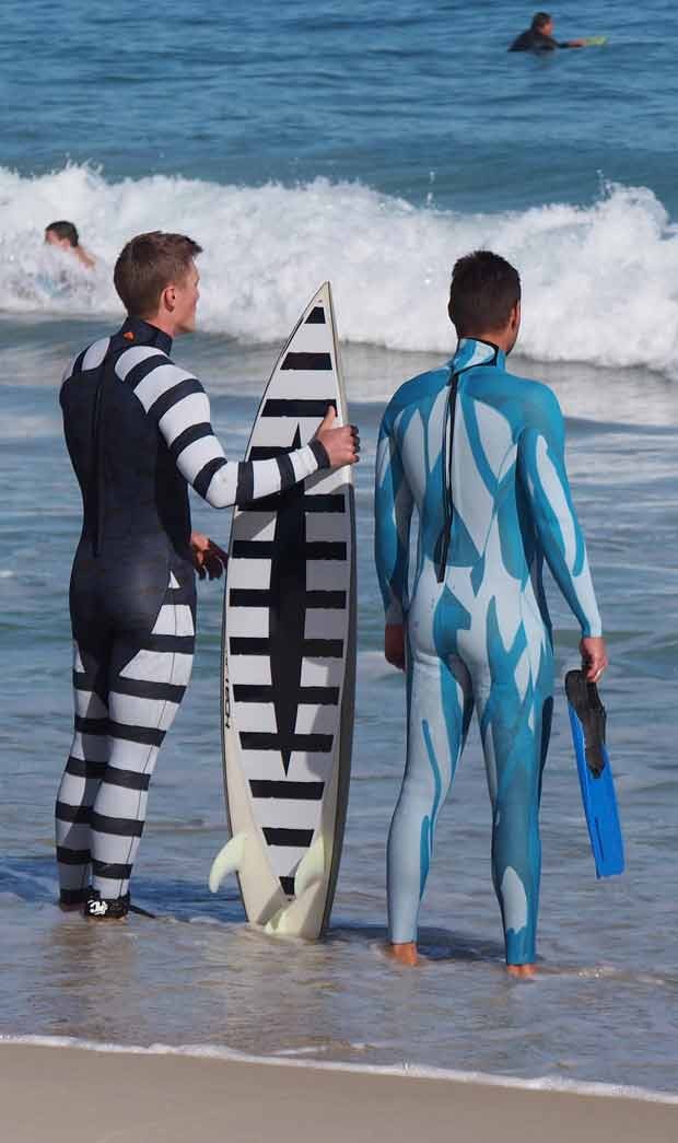 Cientistas australianos desenvolvem trajes capazes de tornar surfistas invisíveis a tubarões (Foto: Shark Attack Mitigation Systems / AFP)