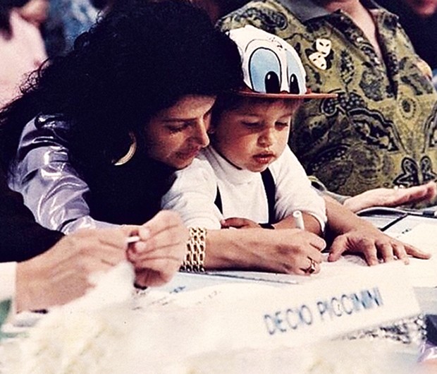 Ainda criança, Diego posa com a mãe, Sônia Lima (Foto: Arquivo pessoal)
