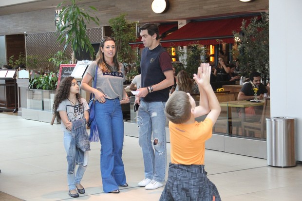 Giba com a familia no shopping Village Mall da Barra da Tijuca (Foto: Wallace Barbosa/AgNews)