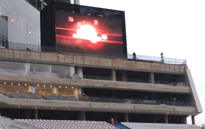 Telões da Arena Corinthians passam por teste na véspera de evento