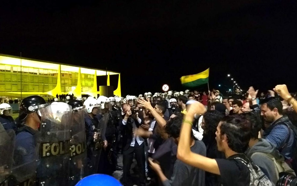 Grupo de manifestantes é isolado por barreira policial na Praça dos Três Poderes, em Brasília (Foto: Marília Marques/G1)