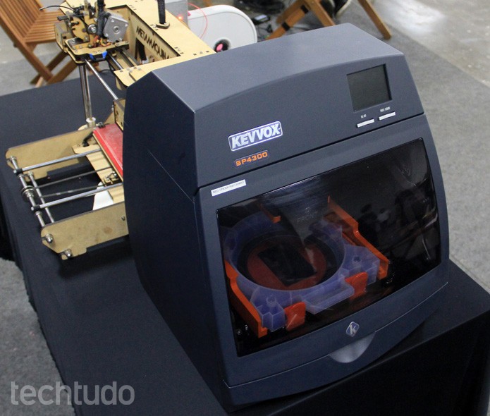 Primeira impressora portátil de joias, a KevVox SP4300 usa ouro e prata (Foto: Renato Bazan/TechTudo) Primeira impressora portátil de joias, a KevVox SP4300 usa ouro e prata (Foto: Renato Bazan/TechTudo)