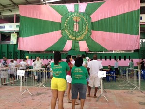 Eleitores esparam para votar na quadra da Mangueira (Foto: Alba Valéria Mendonça/G1) Eleitores esparam para votar na quadra da Mangueira (Foto: Alba Valéria Mendonça/G1)