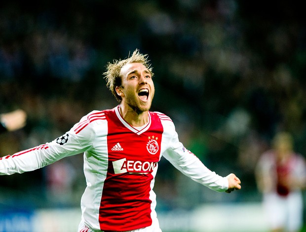 Christian Eriksen comemora gol do Ajax sobre o Manchester City (Foto: AFP)