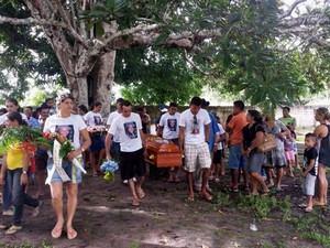 enterro Raimunda, vítima de acidente com bimotor (Foto: Fábio Barbosa/TV Tapajós)