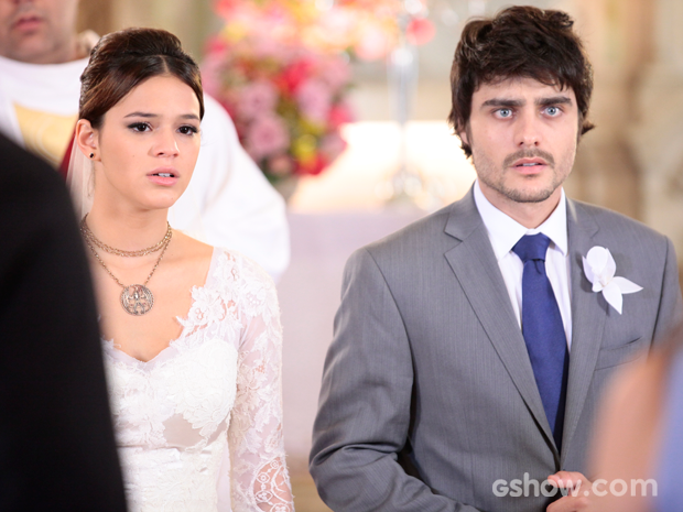 Helena e Laerte são pegos de surpresa por Maria (Foto: Pedro Curi/TV Globo)