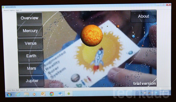 As imagens no computador reproduzem o que está sendo visto na pequena telia do óculos Vuzix (Foto: Allan Melo / TechTudo) As imagens no computador reproduzem o que está sendo visto na pequena telia do óculos Vuzix (Foto: Allan Melo / TechTudo)