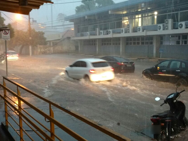 Água alagou ruas e avenidas de Cuiabá nesta quarta-feira (26) (Foto: Divulgação/Semob)