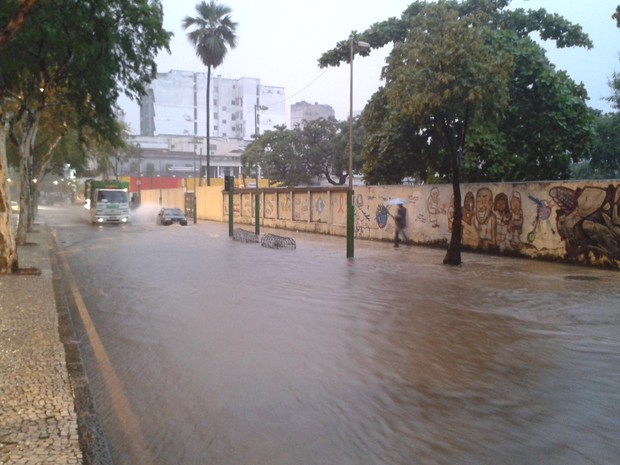 Alagamento na Rua 28 de Satembro, em Vila Isabel (Foto: Janaína Carvalho/ G1)