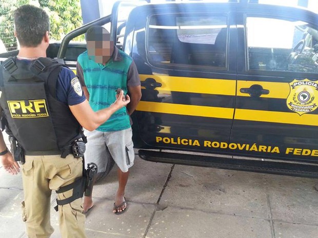 Homem foi preso ao tentar vender animal às margens da rodovia (Foto: Divulgação/PRF)