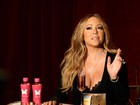 Decotada, Mariah Carey deixa sutiã à mostra em evento nos EUA