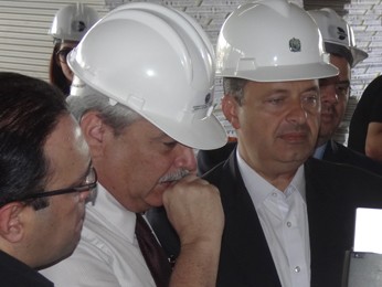Eduardo Campos durante visita a obras no Hospital de Câncer de Pernambuco (Foto: Renan Holanda/G1)