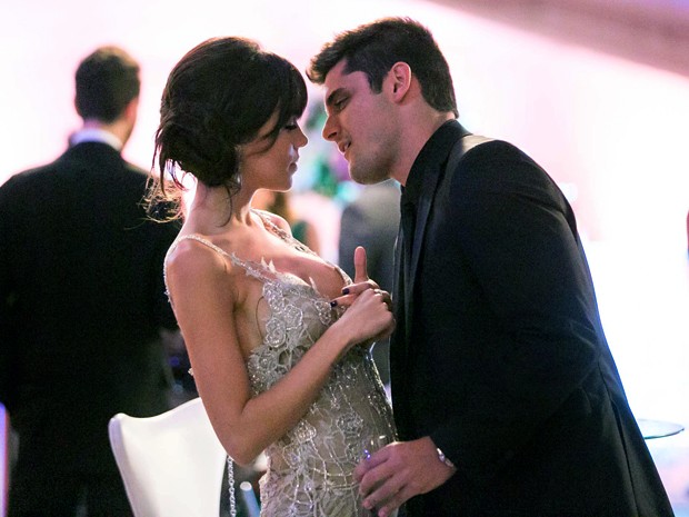 O playboy e a gata estão um chamego só! (Foto: Isabella Pinheiro / Gshow)