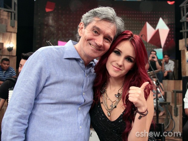 Serginho Groisman registra o encontro com Dulce Maria (Foto: TV Globo/Altas Horas)