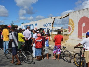 Caçamba atravessou muro antes de desmontar em Vitória da Conquista (Foto: Anderson Oliveira/Blog do Anderson)