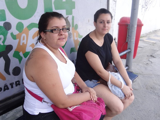 As irmãs Juliana e Luana Câmara esperam ônibus na Avenida Norte (Foto: Lorena Aquino/G1)