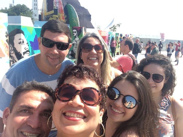 Família na Praça Mauá tirando uma selfie (Foto: Aline Pollilo/G1)
