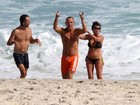 Bruce Springsteen curte praia no Rio e mostra boa forma aos 63 anos