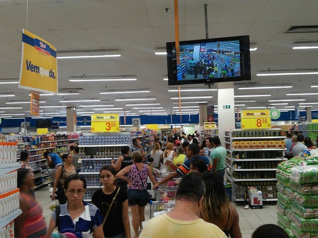 Promoções atraem consumidores a hipermercado que vai fechar portas em Maceió (Foto: Lucas Leite/G1)