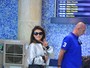 Paula Fernandes desembarca em aeroporto e exibe bolsa de R$ 7 mil