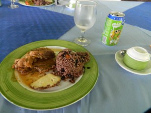 Arroz com feijão preto e carne de porco, tradicional refeição cubana (Foto: Gabriela Gasparin/G1)