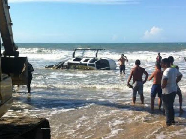 Helicóptero foi retirado do mar dois dias após acidente (Foto: Patrícia Nielsen/TV Verdes Mares)