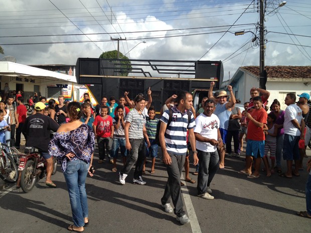 Moradores do bairro Rangel, em João Pessoa, protestaram contra atropelamento de seis pessoas em uma parada de ônibus do bairro (Foto: Walter Paparazzo/G1)