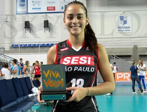 Juliana Paz recebedo o prêmio de melhor em quadra em um jogo da Superliga (Foto: arquivo pessoal)
