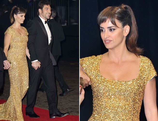 A atriz espanhola Penélope Cruz brilhou a bordo de um longo de paetês ao lado do marido, Javier Bardem, na estreia de 007, 'Skyfall'. (Foto: Reprodução)