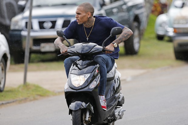 Chris Brown anda de moto no Havaí (Foto: Splash News/ Agência)