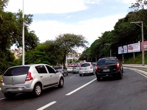 Batida entre três carros na Avenida Juracy Magalhães engarrafa trânsito em Salvador (Foto: Allan Fonseca/G1) Batida entre três carros na Avenida Juracy Magalhães engarrafa trânsito em Salvador (Foto: Allan Fonseca/G1)
