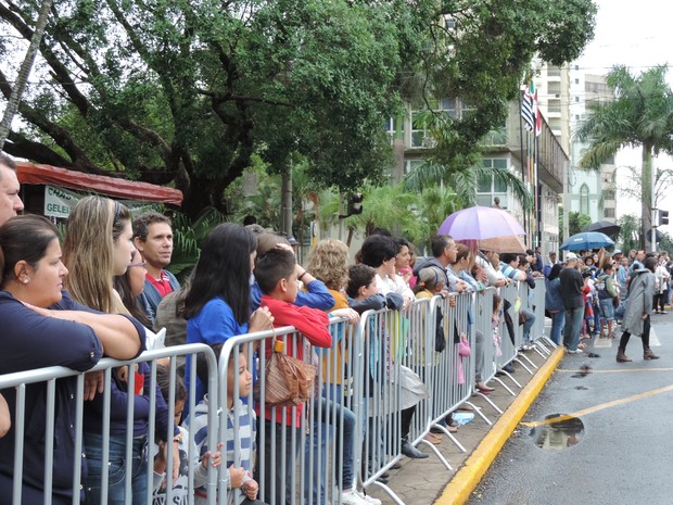 Prudentinos compareceram ao desfile cívico do Dia da Independência na manhã deste domingo (7) (Foto: Carolina Mescoloti/G1)
