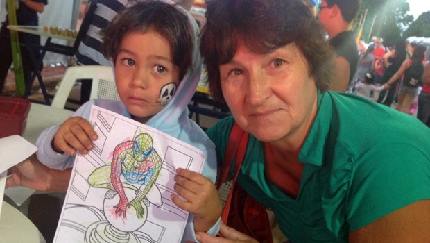 O Pedro Inácio, de 3 anos, caprichou no desenho ao lado da vovó (Foto: Divulgação/RPC)