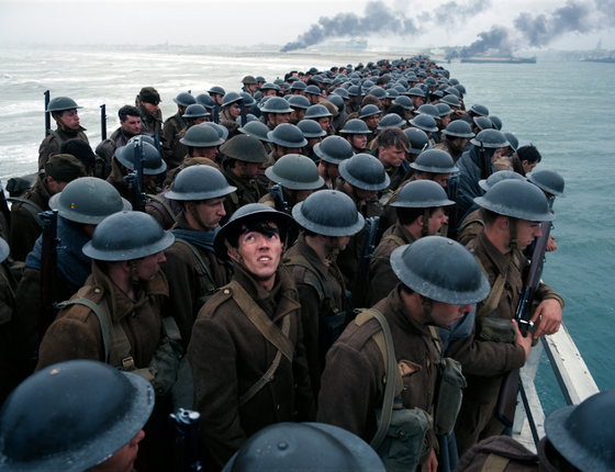 Soldados se amontoam para fugir no filme  Dunkirk (Foto: Divulgação)