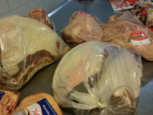 Pacotes de carne clandestina, sem registro ou em condições irregulares de armazenamento, apreendidos no DF (Foto: Polícia Civil/Divulgação)